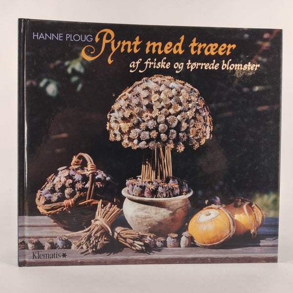 Pynt med træer af friske og tørrede blomster af Hanne Ploug
