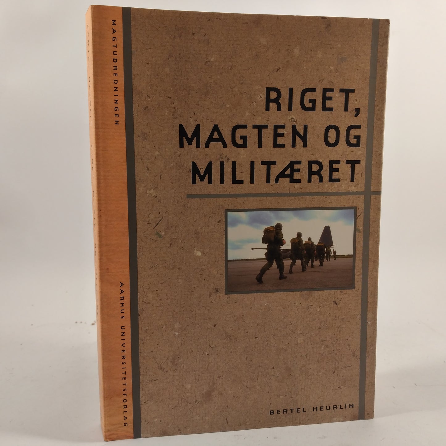 Riget, Magten og militæret af Berter Heurlin