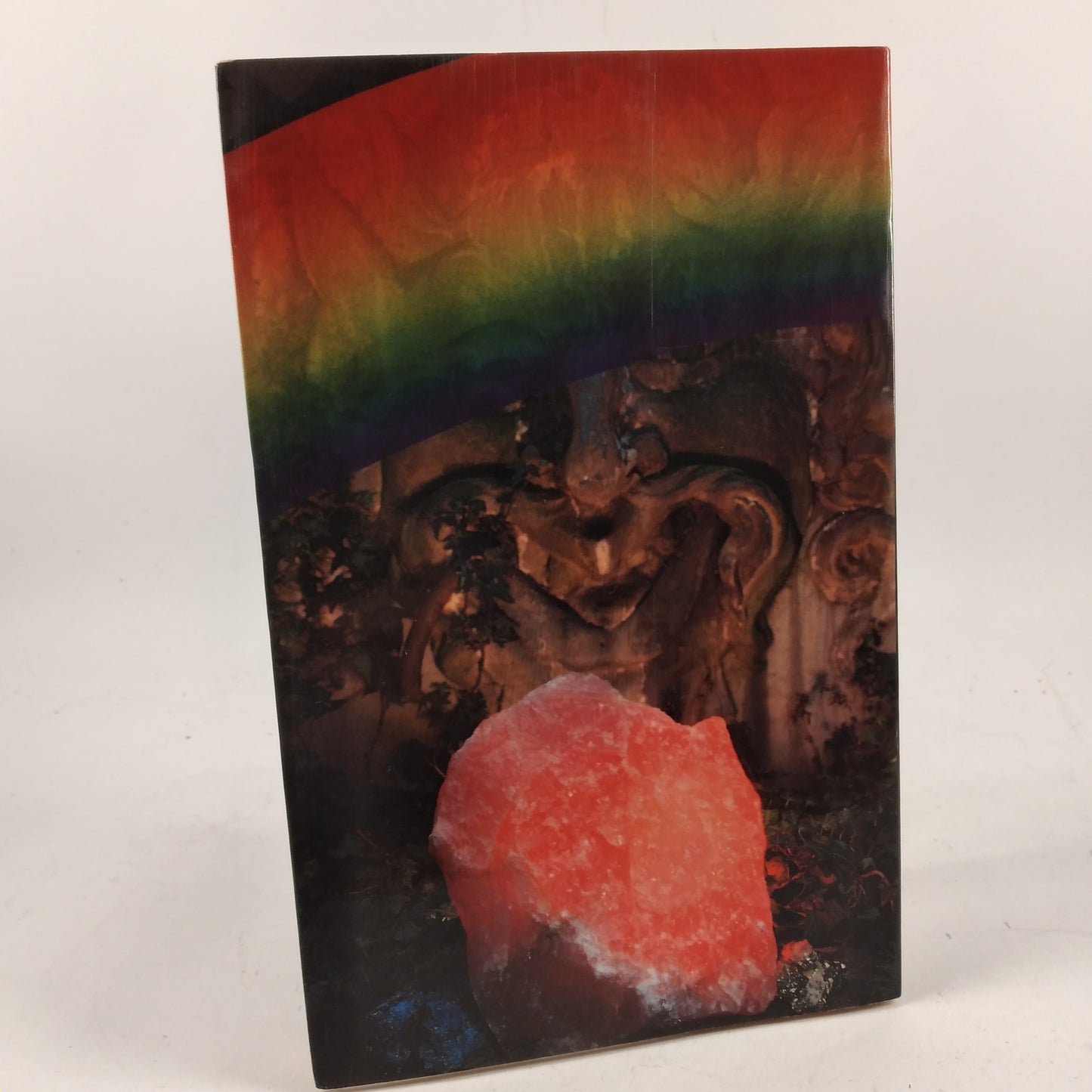 Sten og farver : ædelsten og farver - deres indvirkning på krop og sind af Maria Cervera. ill. af Karin Serup